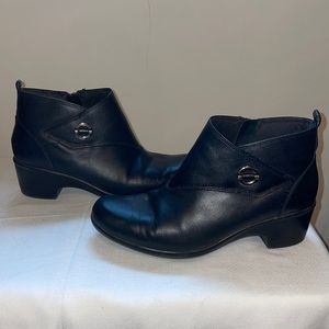 Clarks Malia Surf Womens Leather Booties-Black